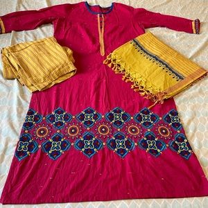 Beautiful Aarong Salwar Kameez set